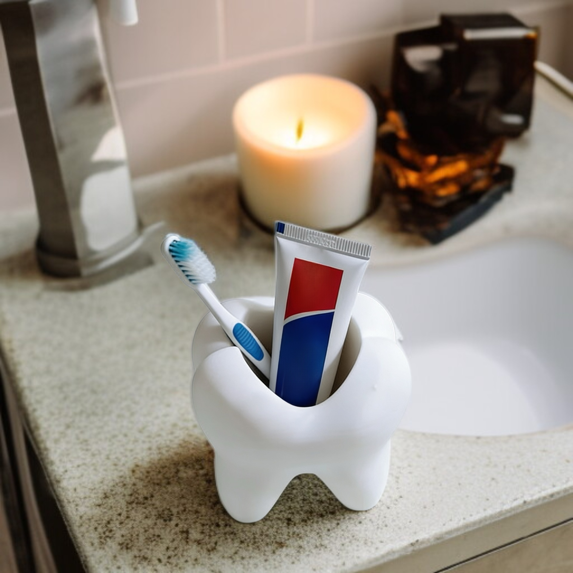 Wydrukowany w 3D uchwyt na szczoteczkę do zębów w kształcie zęba, biały