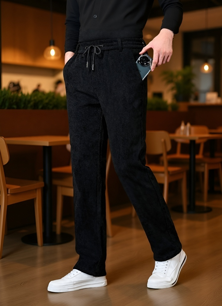 도톰한 소재의 남자 겨울 팬츠 근접 촬영