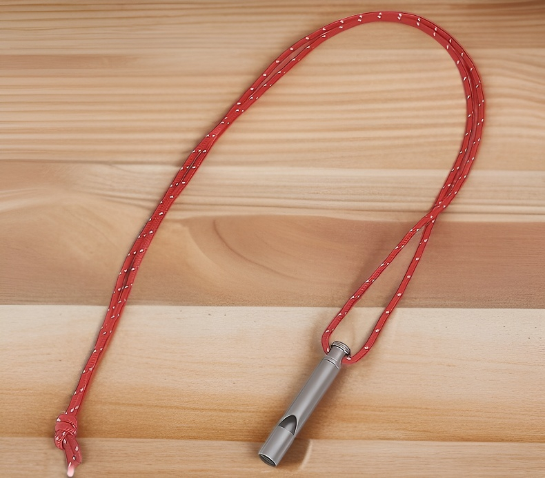 등산 중 활용되는 야외 생존용 호루라기