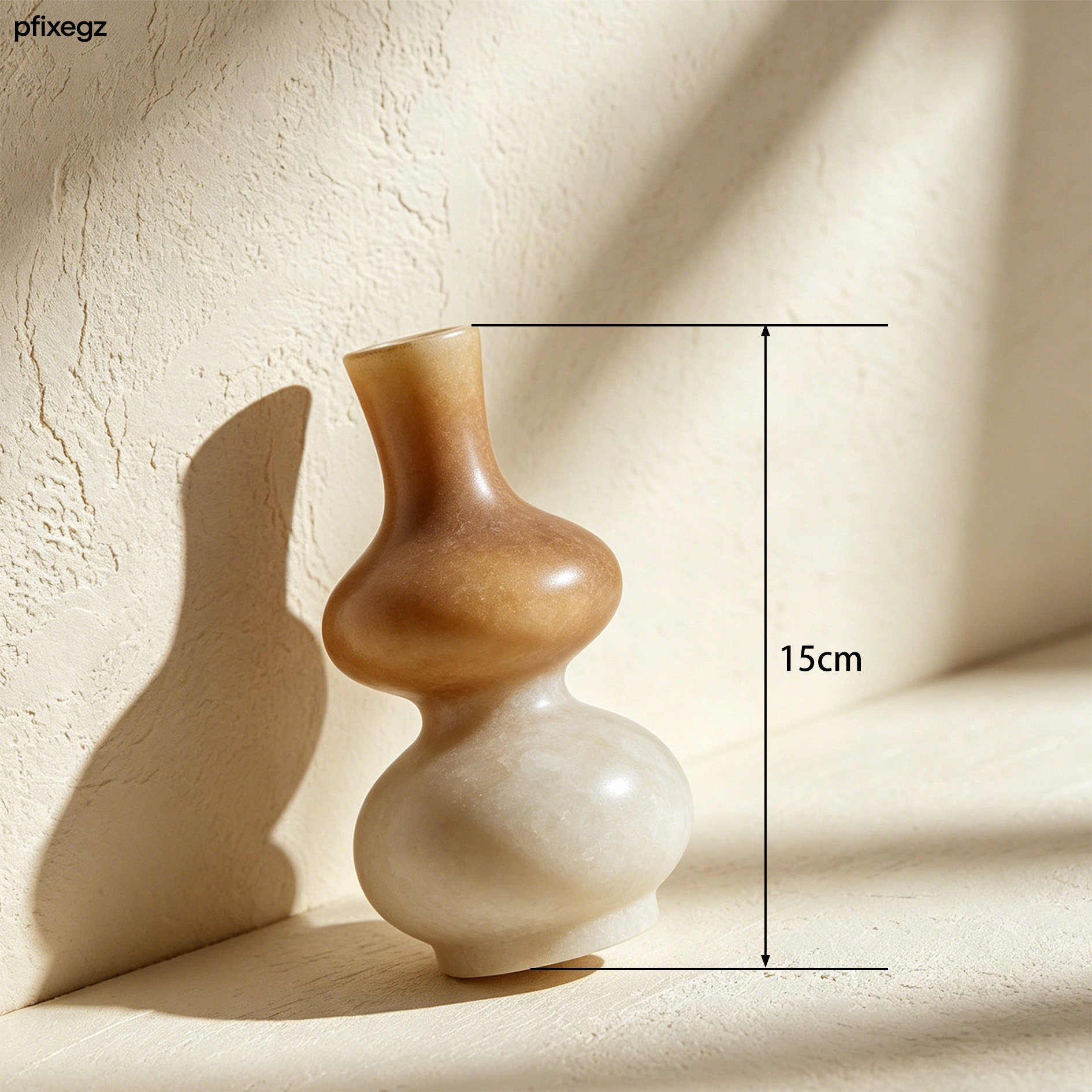 兩個石質花瓶搭配乾花展示