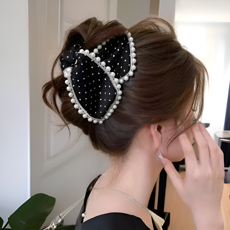 Elegancka trójkątna spinka z perłami, koronką i kropkami