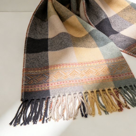 Soft and warm plaid scarf in multicolor fabric