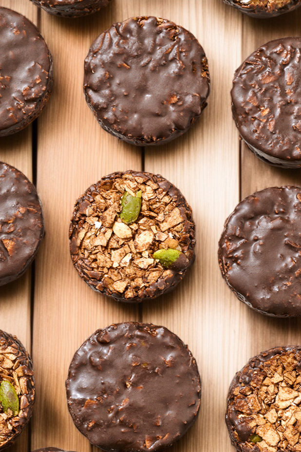 贅沢な生チョコレートがとろけるクリスプ