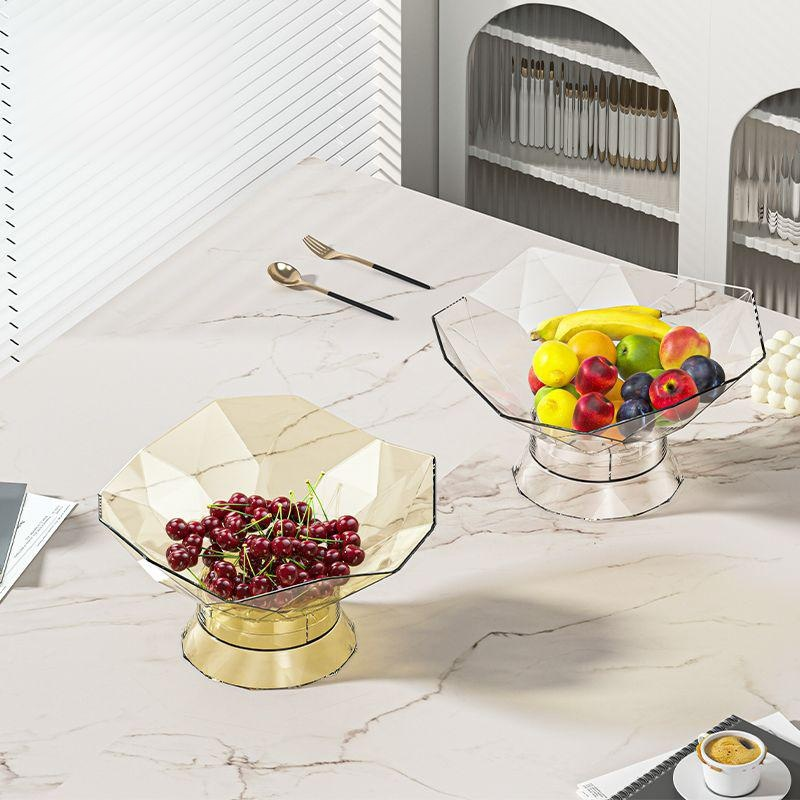 จานขนมและผลไม้ในห้องนั่งเล่น