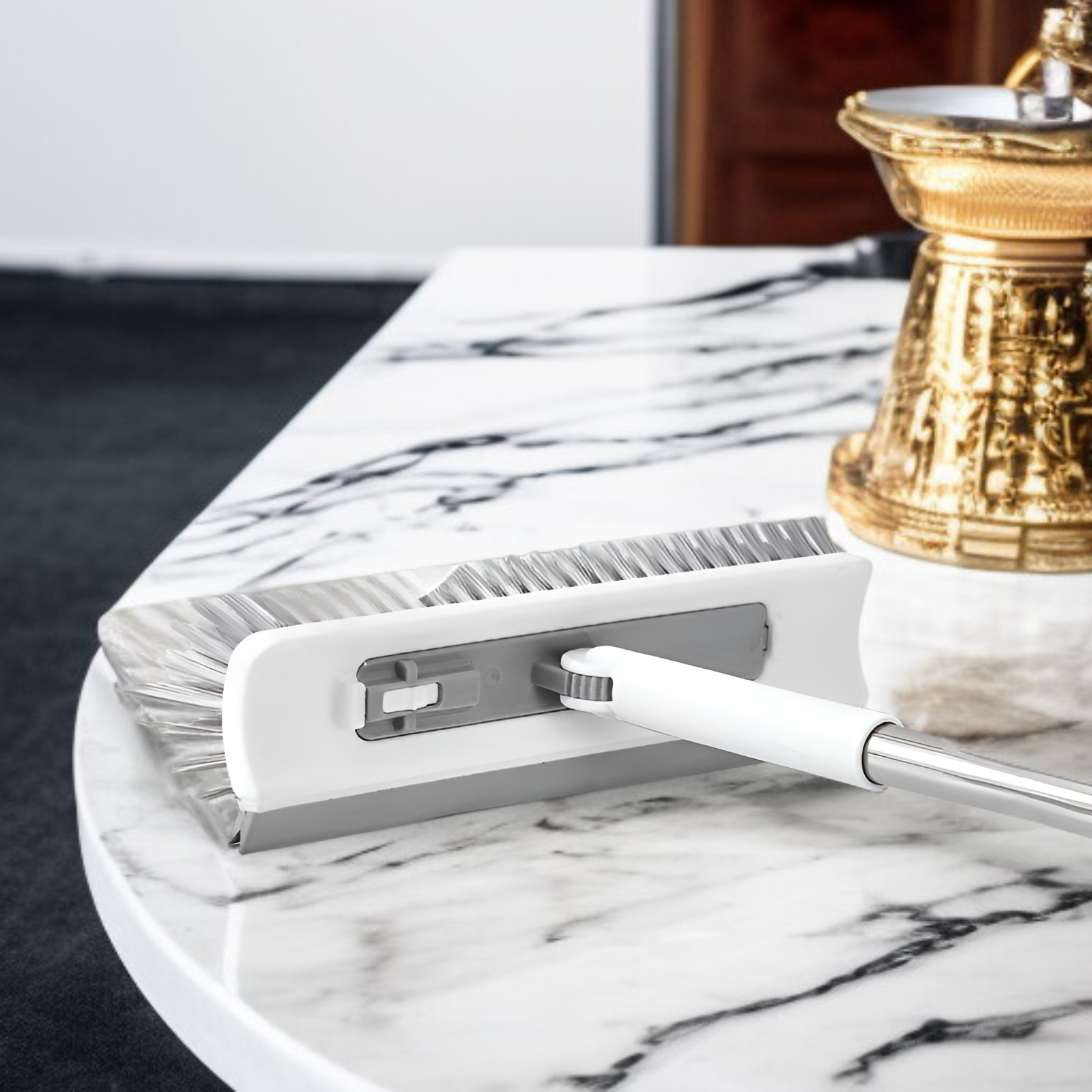 タイル床を掃除する長柄ブラシの使用イメージ