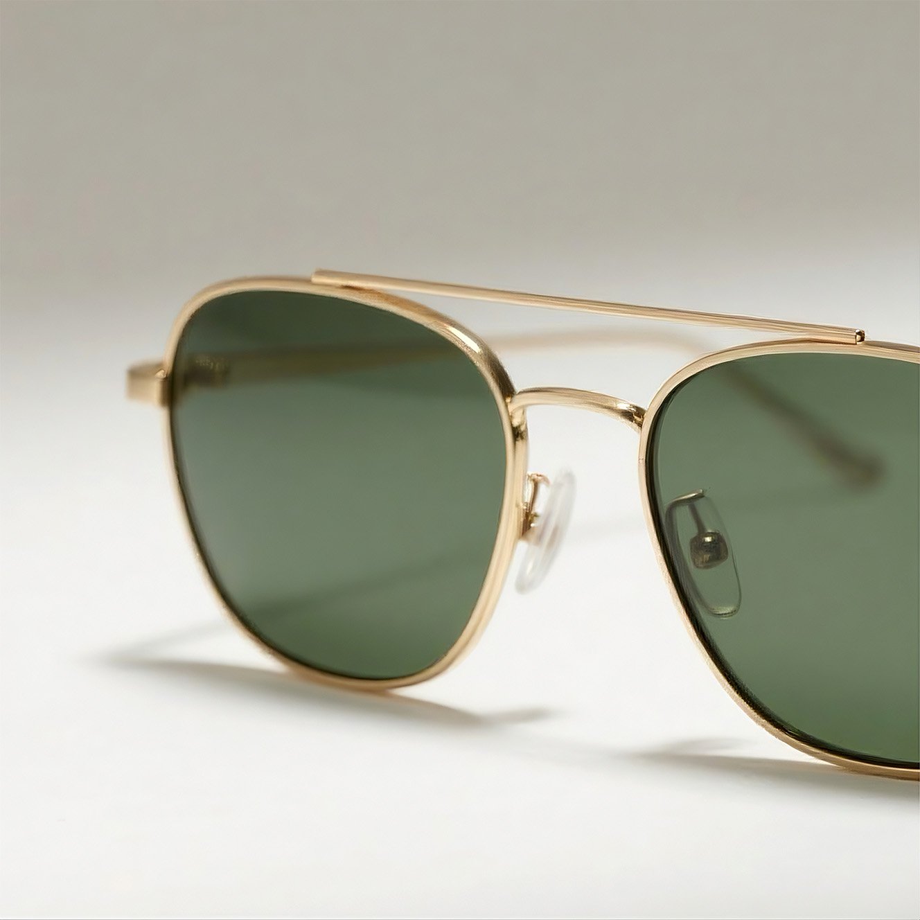 แว่นกันแดดย้อนยุคกรอบทอง เลนส์สีเขียว