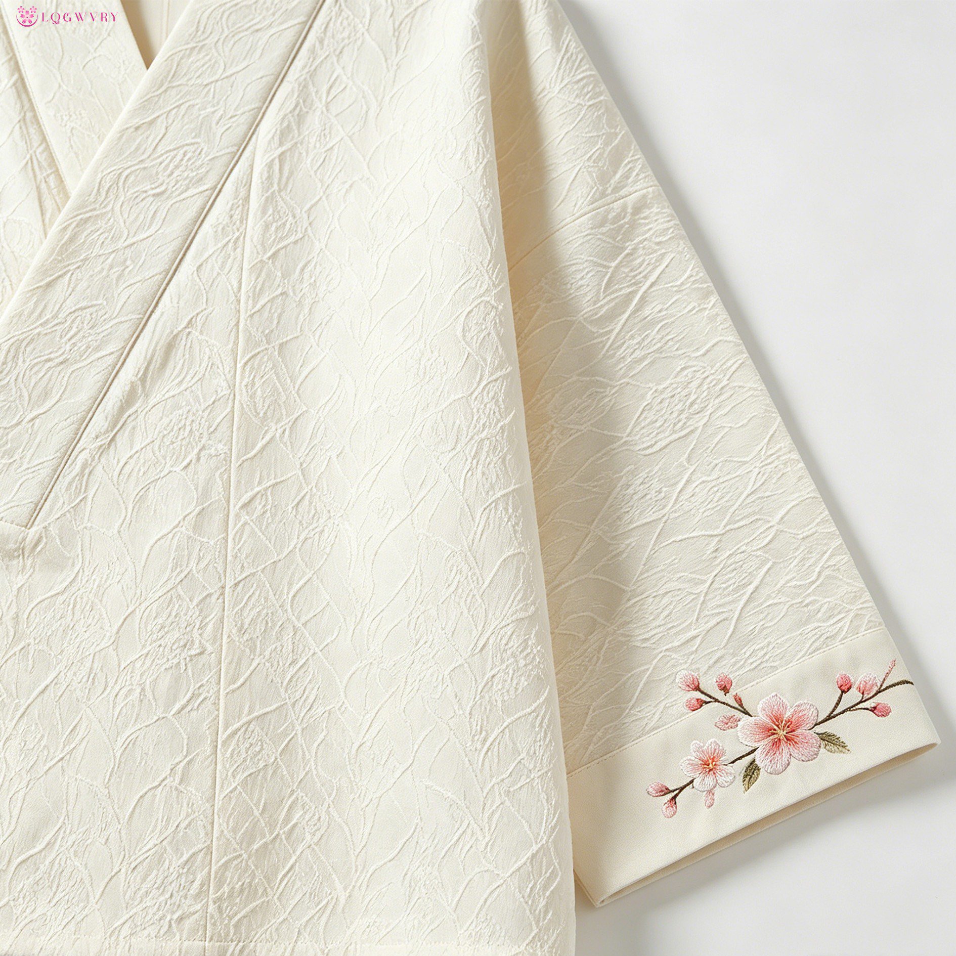 オフホワイトの刺繍入りカーディガン