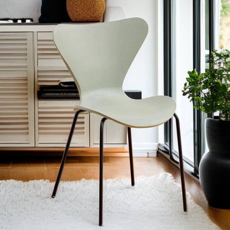 심플하고 고급스러운 플라스틱 의자