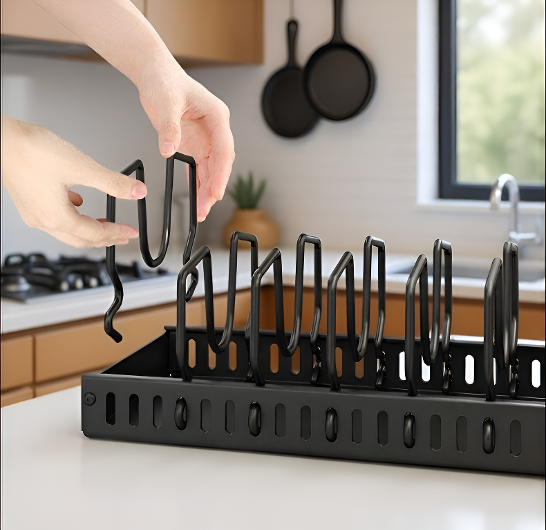 キッチンに設置された多機能調理器具ラック