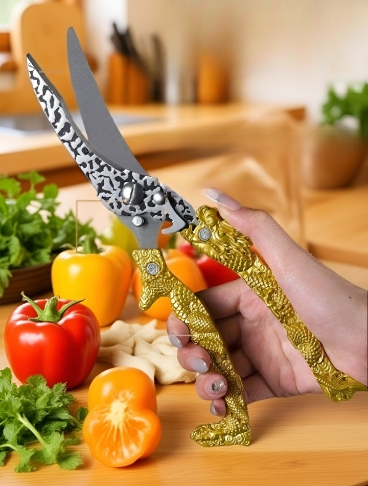 생닭을 절단하는 닭뼈 가위