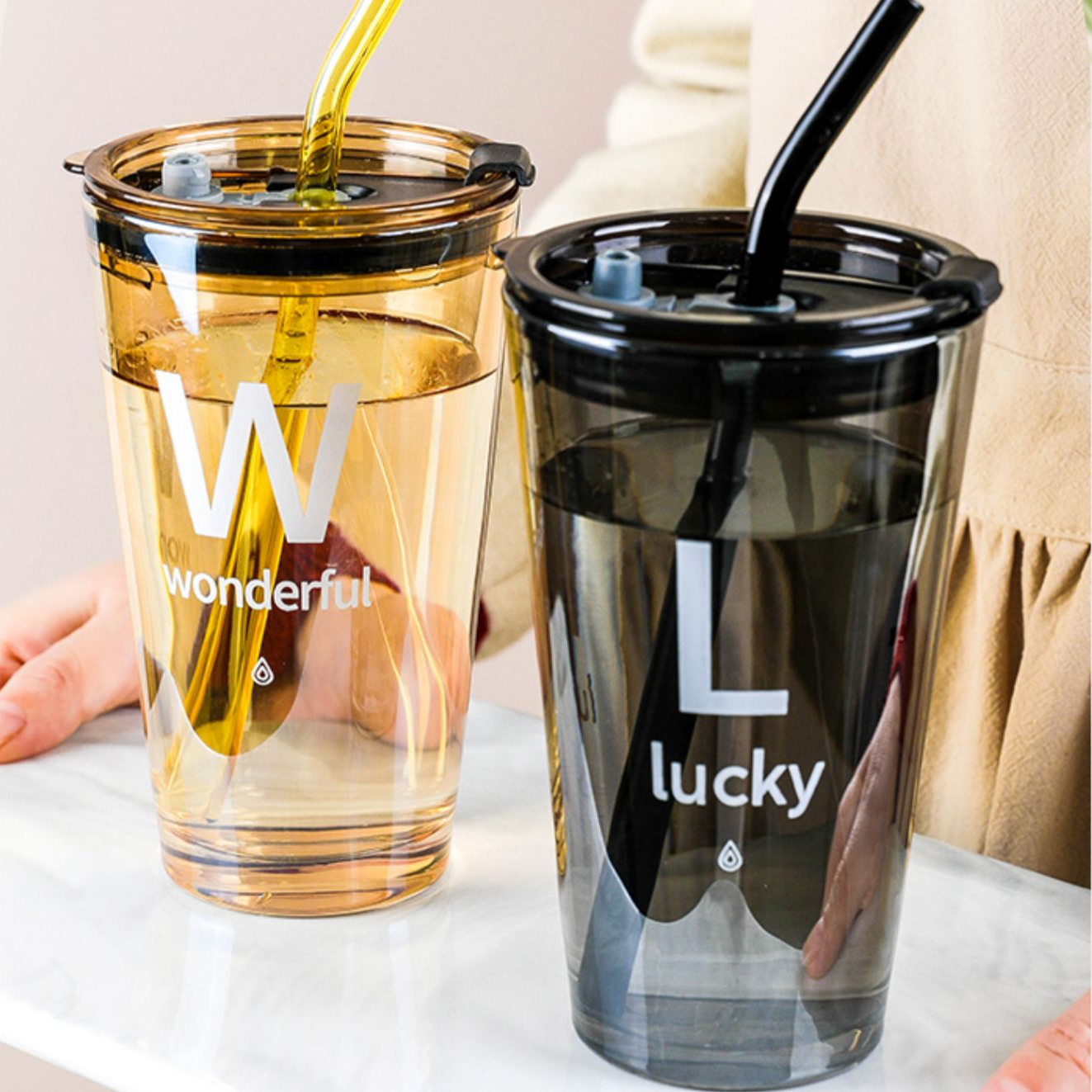 Saftgetränkebecher in verschiedenen Farben