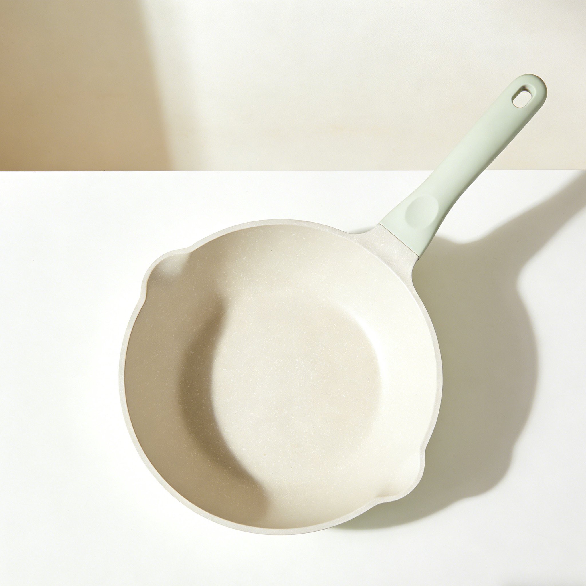 비접착성 표면의 논스틱 팬