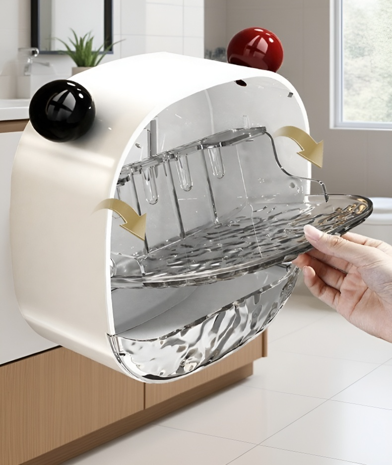 곰 디자인 수납 선반에 비누와 소품 정리