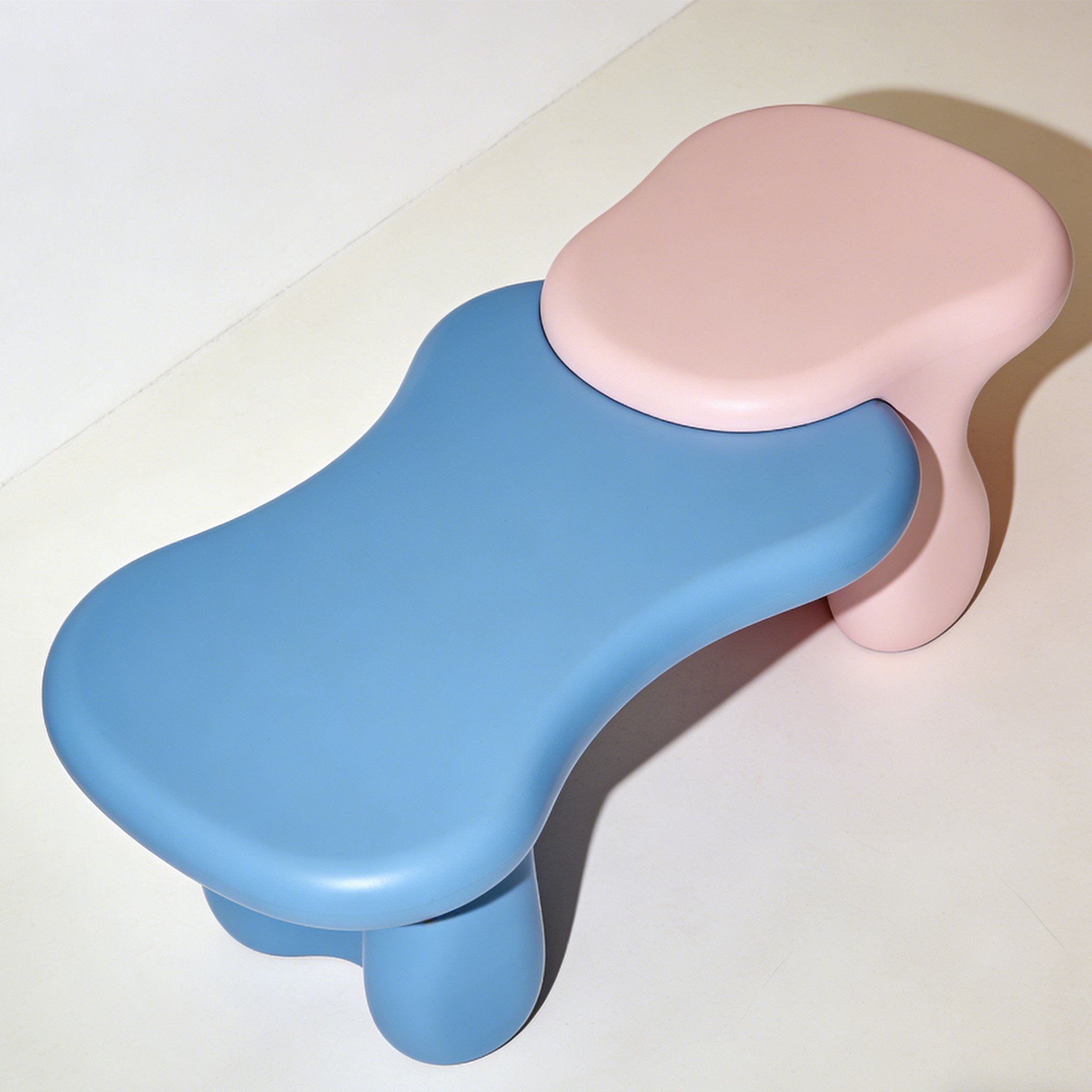 다기능 소파 옆 테이블