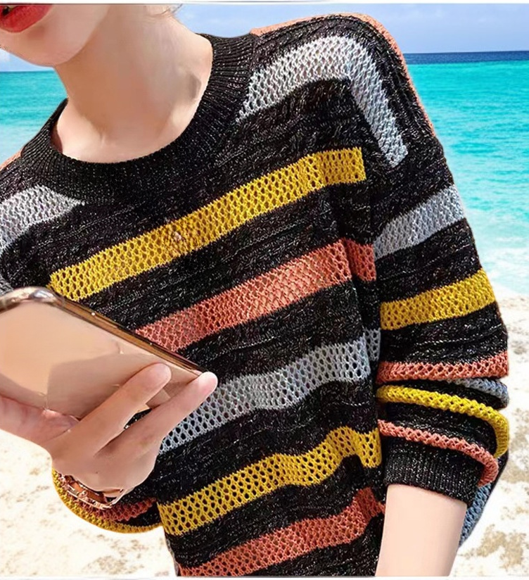 多色展開のストライプセーターコレクション