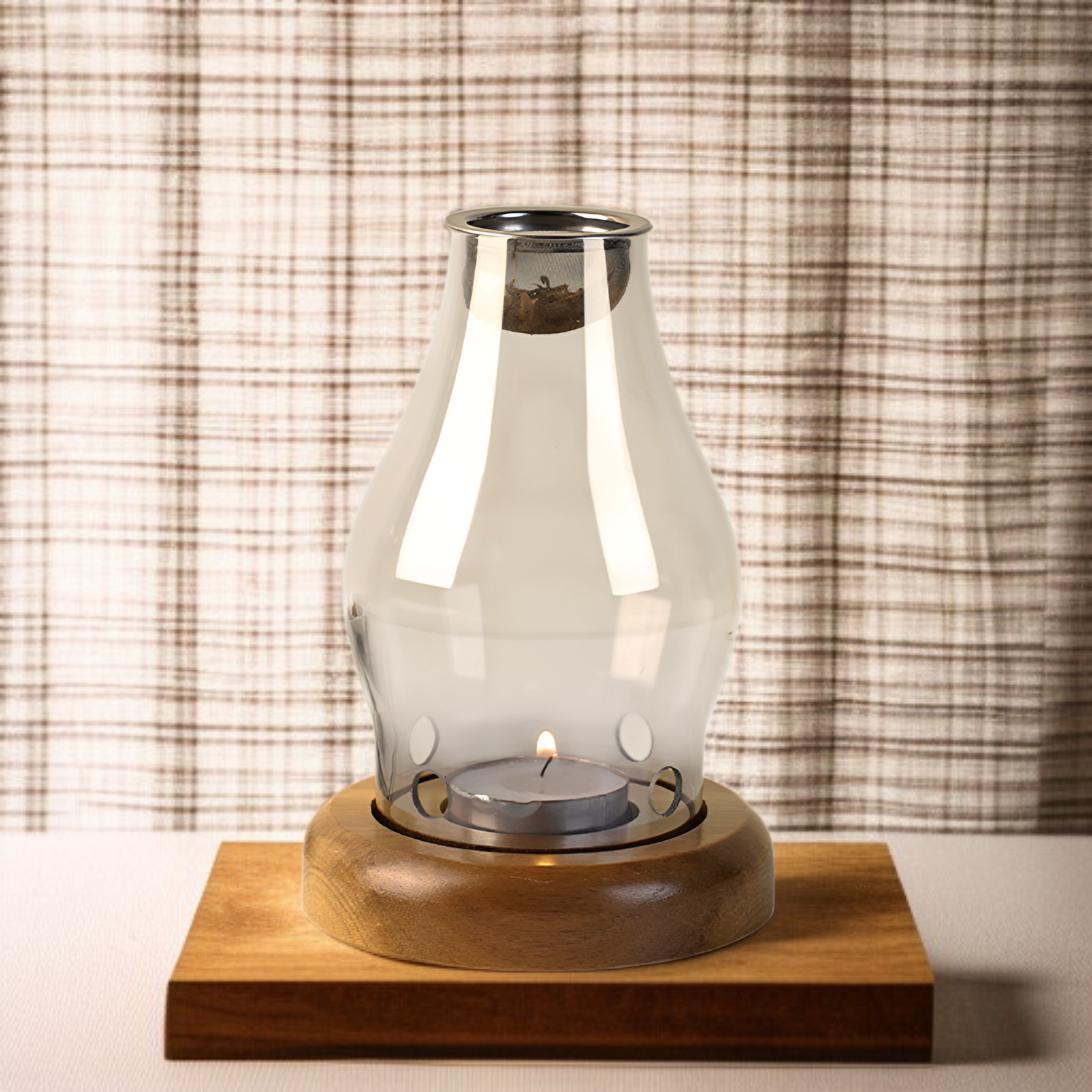 Eleganter Kerzenhalter aus Holz mit Glas