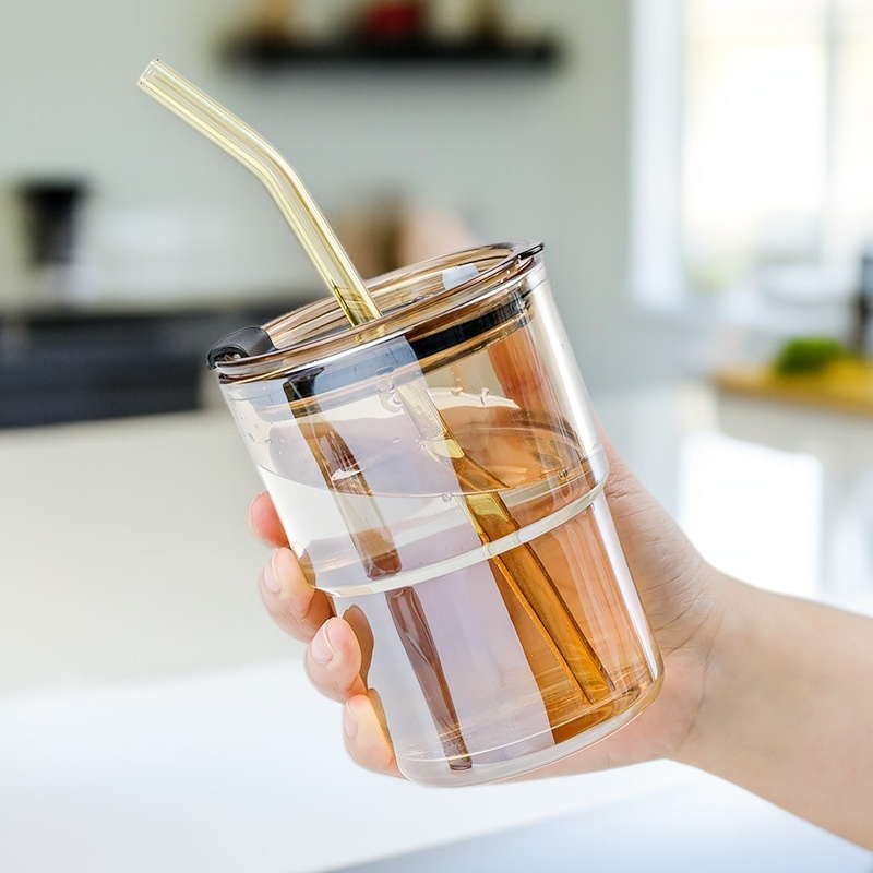 niedlicher Saftgetränkebecher