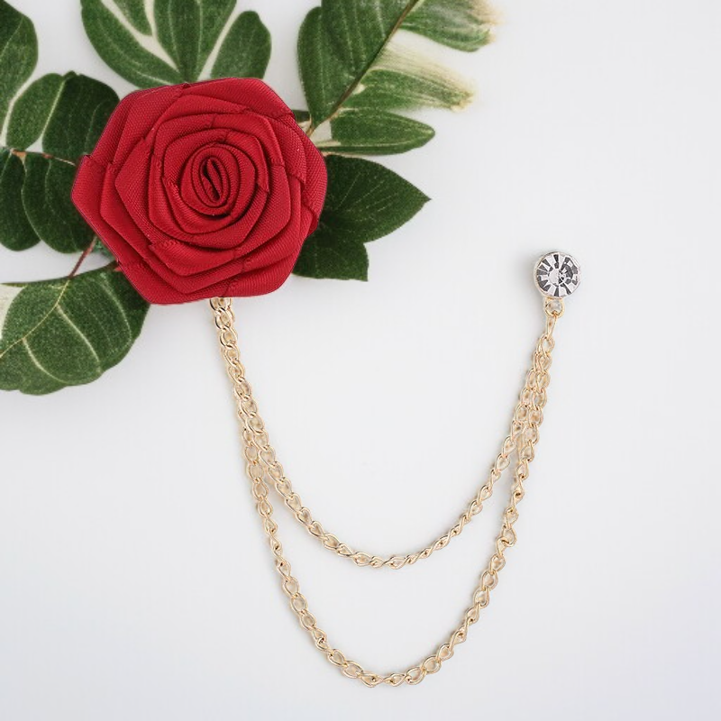 Elegante Brosche mit schwarzer Rose am Revers