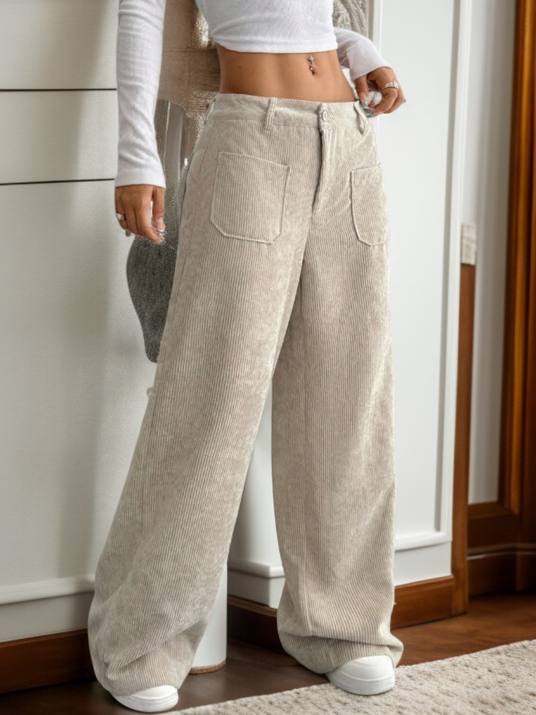 ワイドパンツのサイドポケットディテール