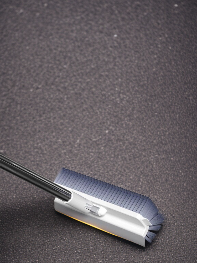 넓은 바닥 청소하는 장척 브러시