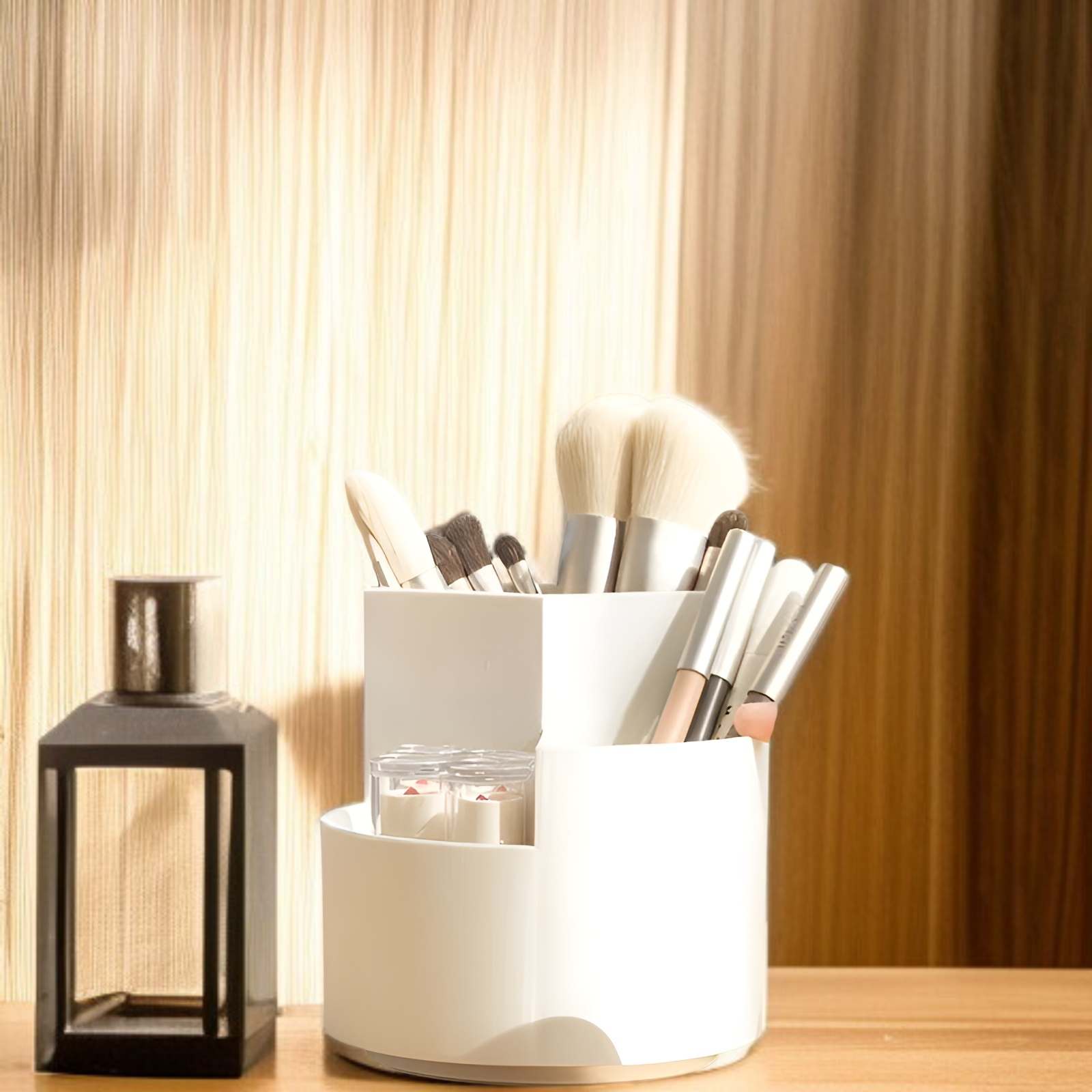 책상 위에 놓인 360도 회전 필통