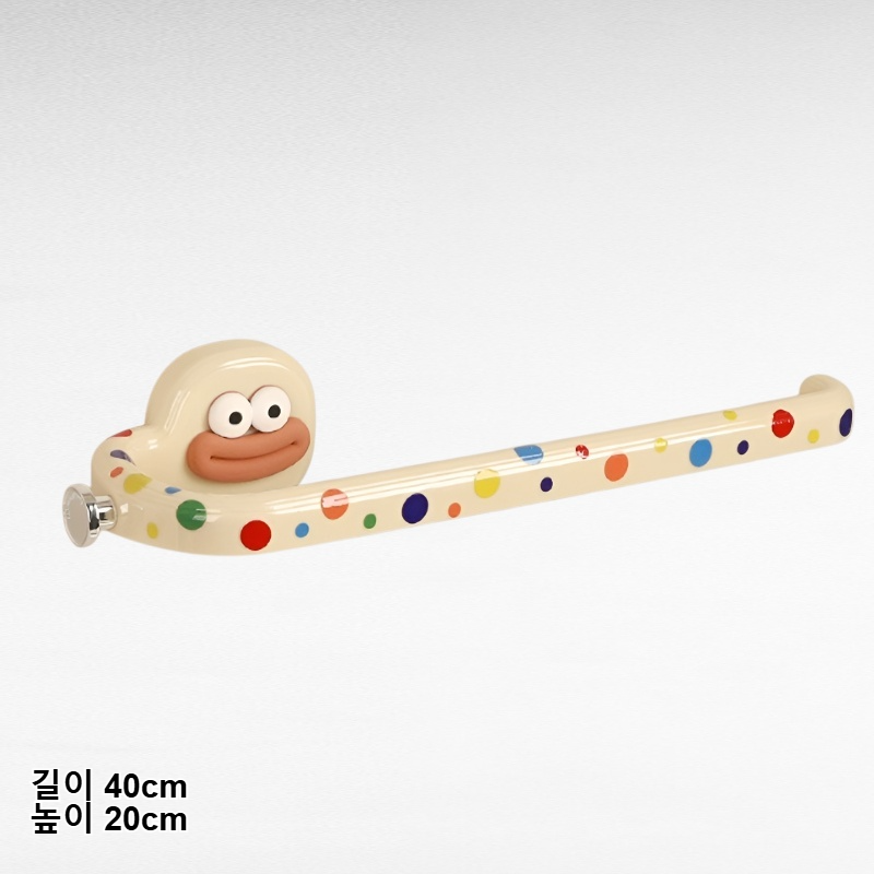 주방 선반에 깔끔하게 정리된 랩 정리대