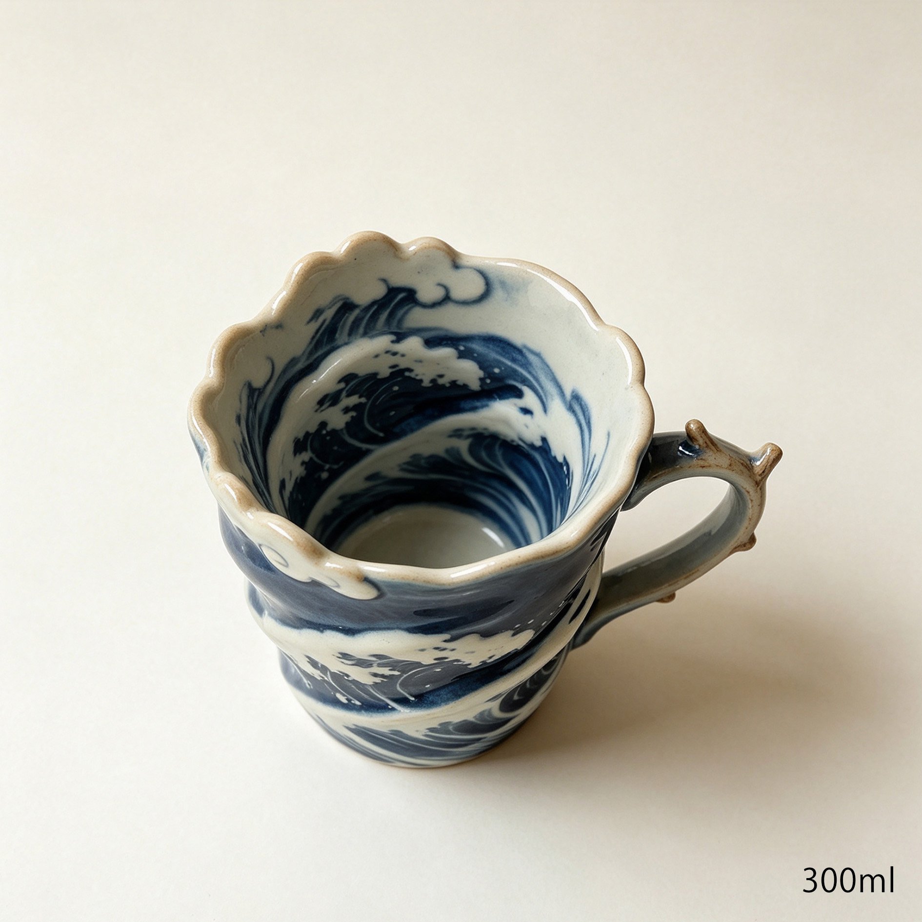 コーヒーを注いだ波模様マグカップ