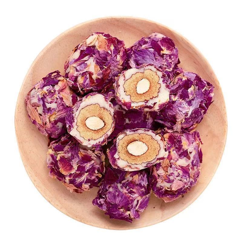 Handgemachte Dattel-Snacks mit Rosenblüten und Mandeln