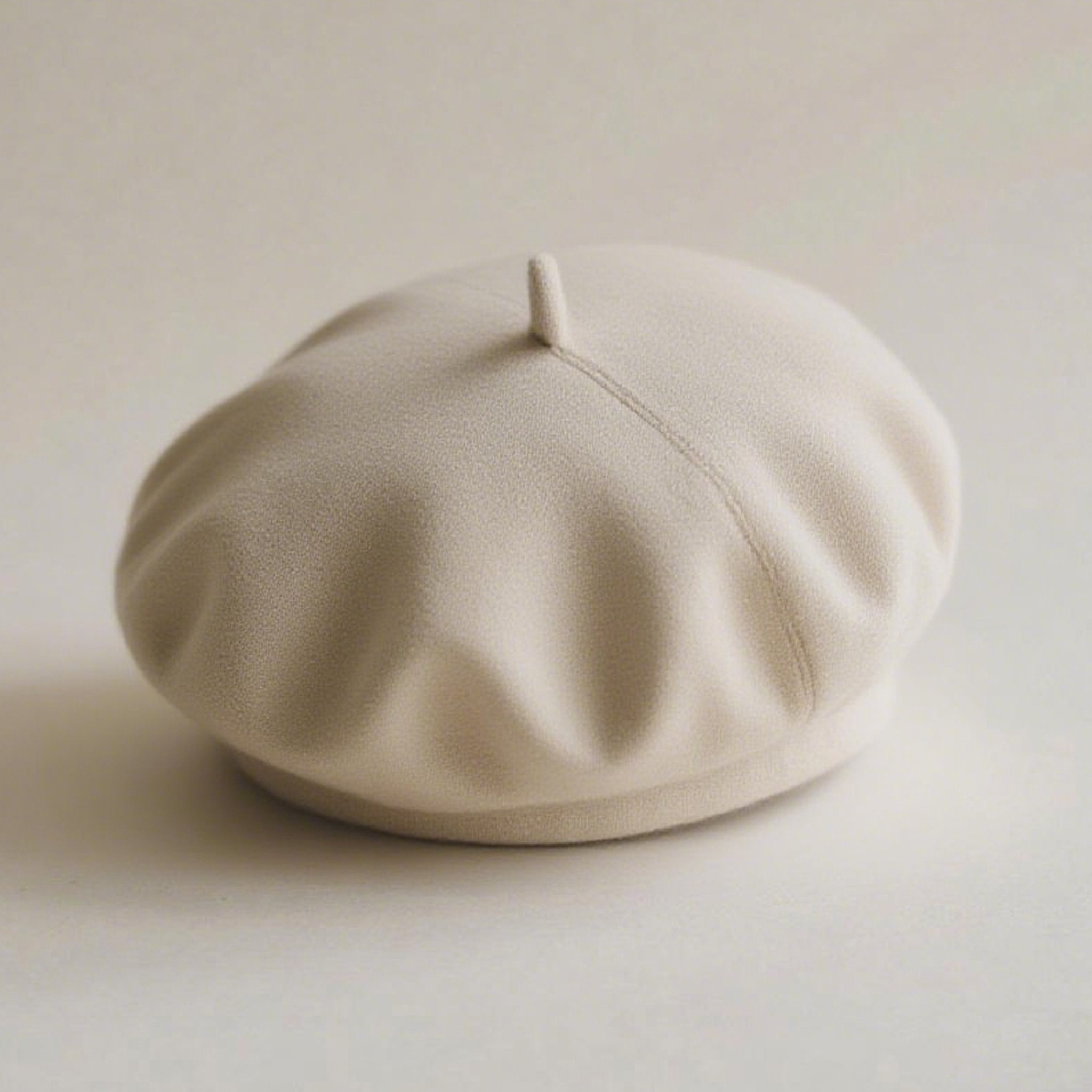 얼굴이 작아 보이는 효과의 베레모 착용 모습