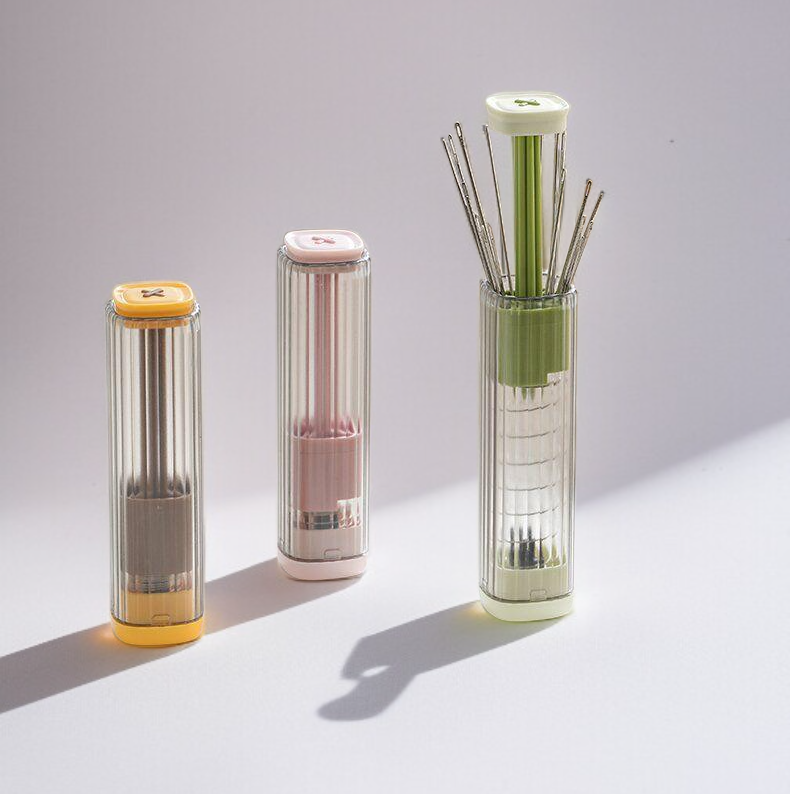 Estuche retráctil de costura pequeño y práctico