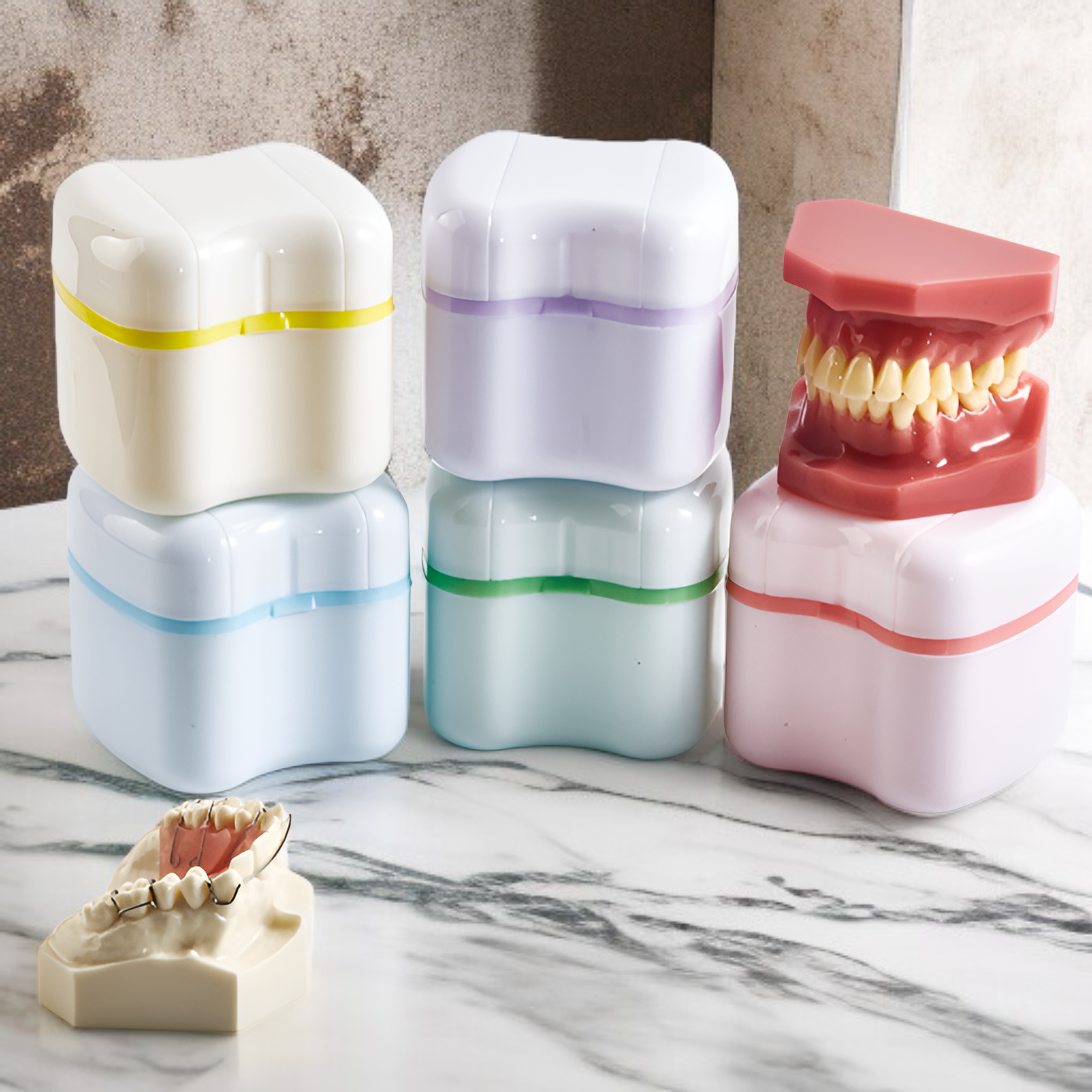 義歯保管ボックスに入れ歯を収納した様子