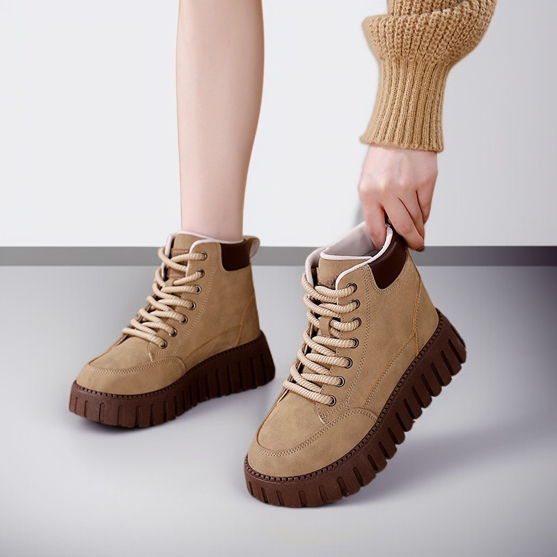 プラットフォームスノーブーツとコンバットブーツ