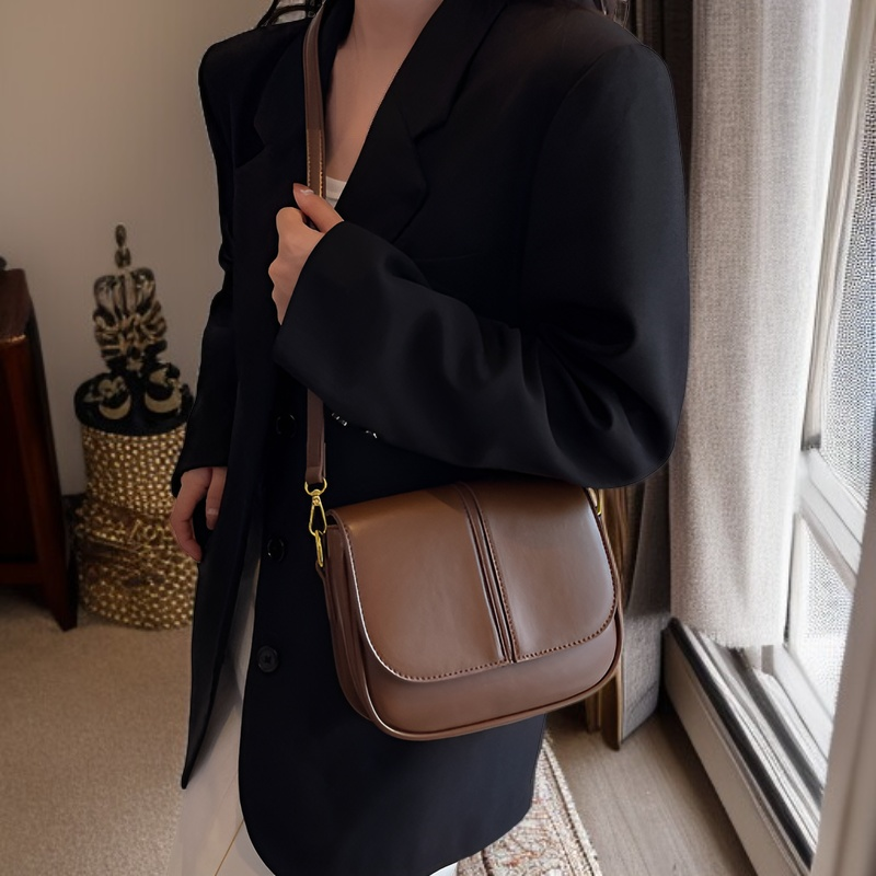  حقيبة كتف نسائية أنيقة باللون الأسود وتصميم بسيط