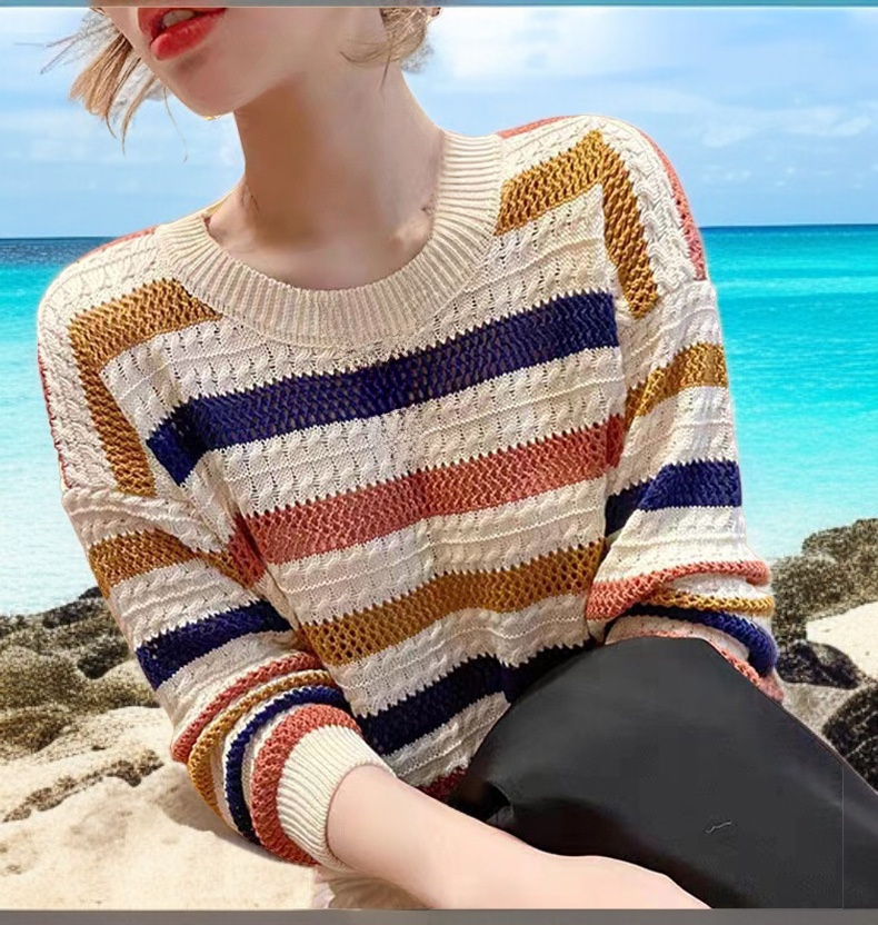 おしゃれなストライプセーターのサイドビュー