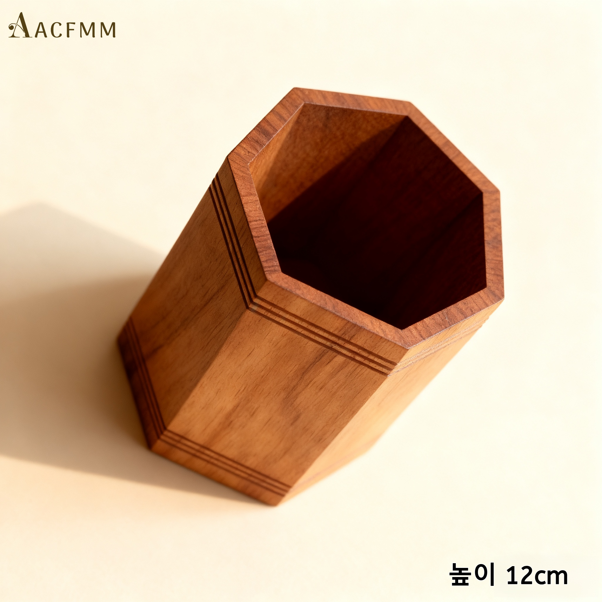 육각형 펜홀더에 펜과 연필 정리된 모습