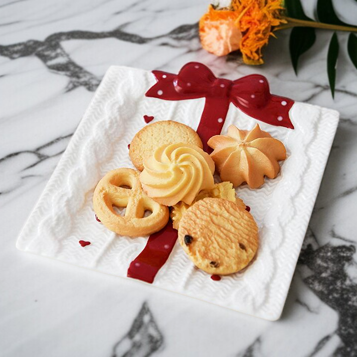 여러 음식이 담긴 선물 모양 식판