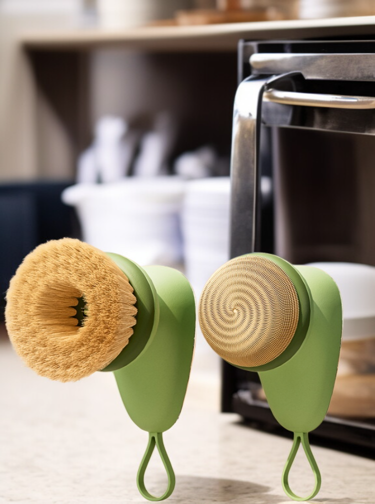 가정용 냄비 청소 브러쉬 사용 모습