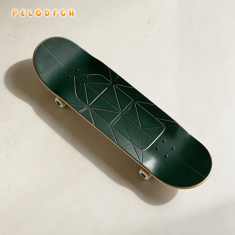 Dětský čtyřkolový skateboard s dvojitým kopem