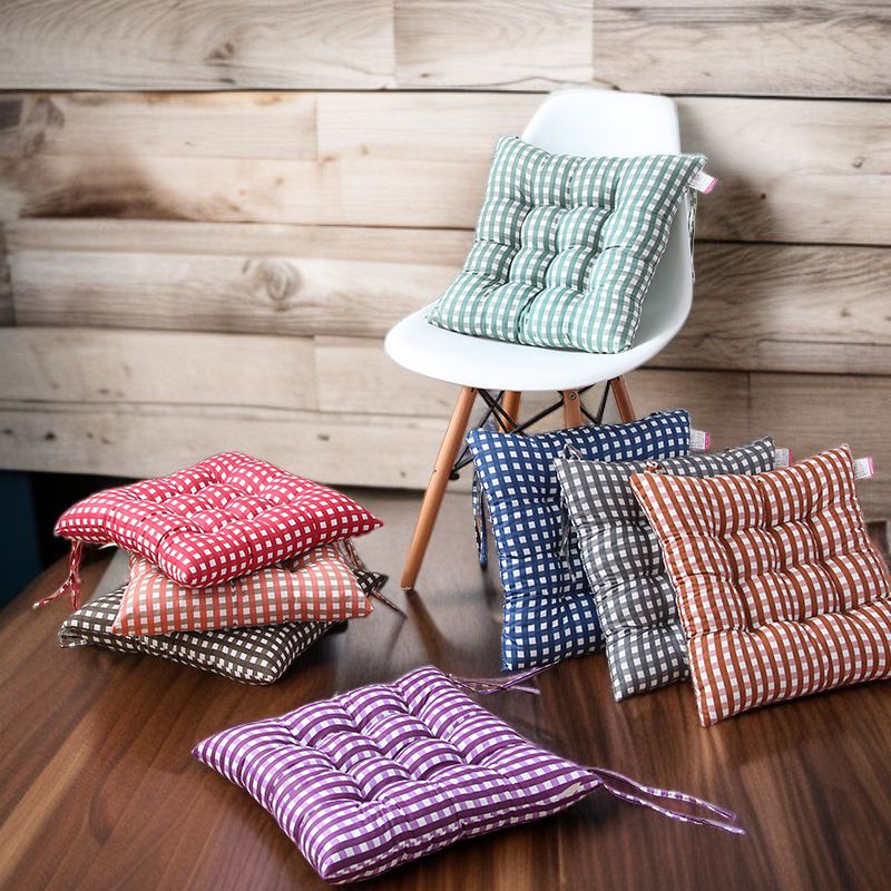 椅子に置いた厚みのある起毛シートクッション