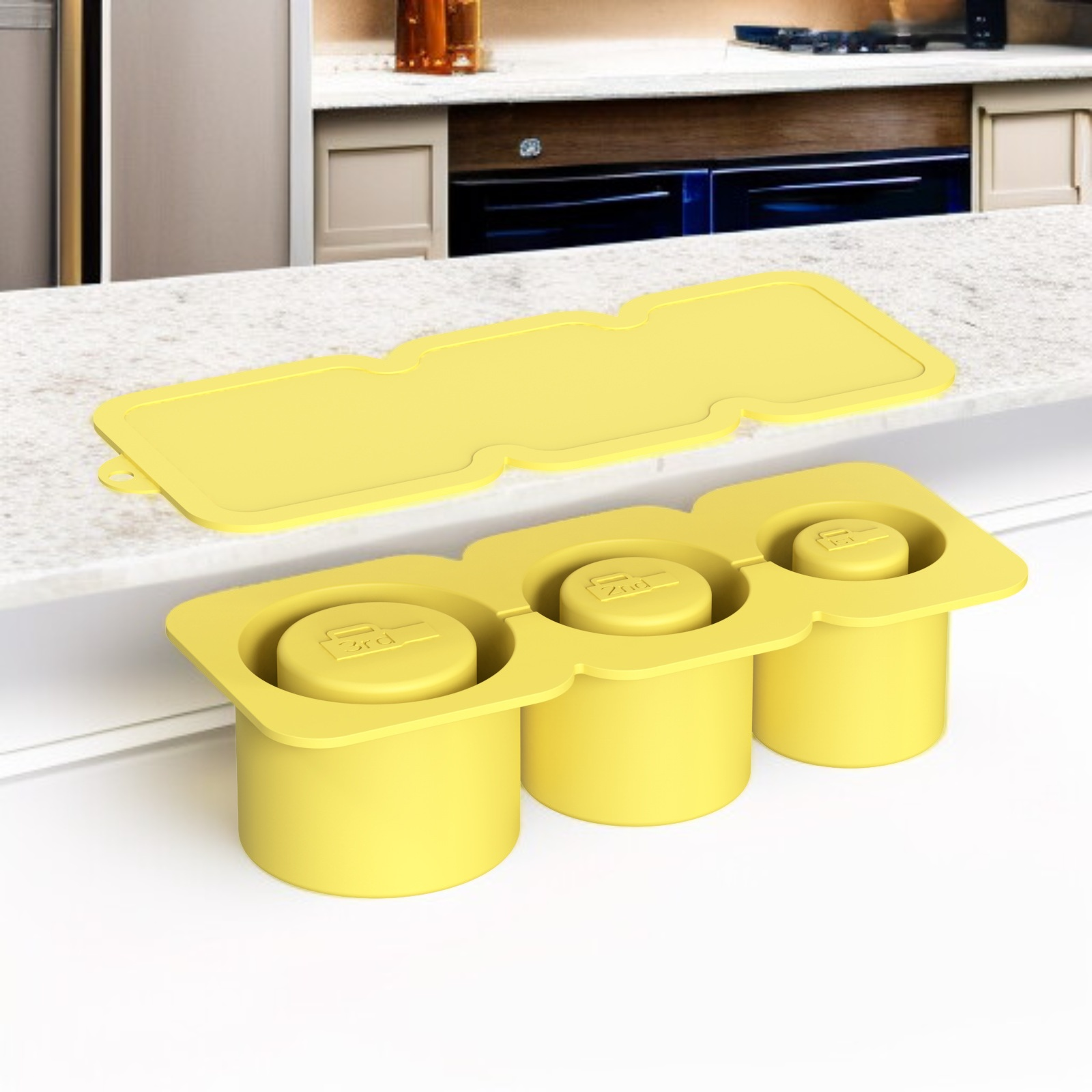 음료에 얼음을 넣는 모습