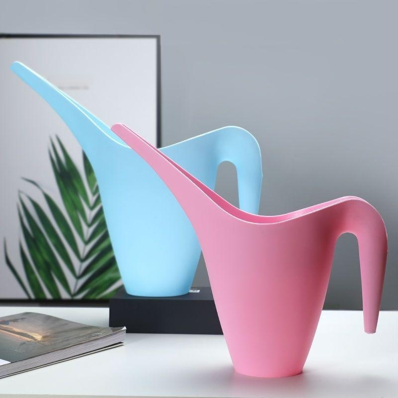 Macetas de plantas verdes domésticas para regar ollas de flores