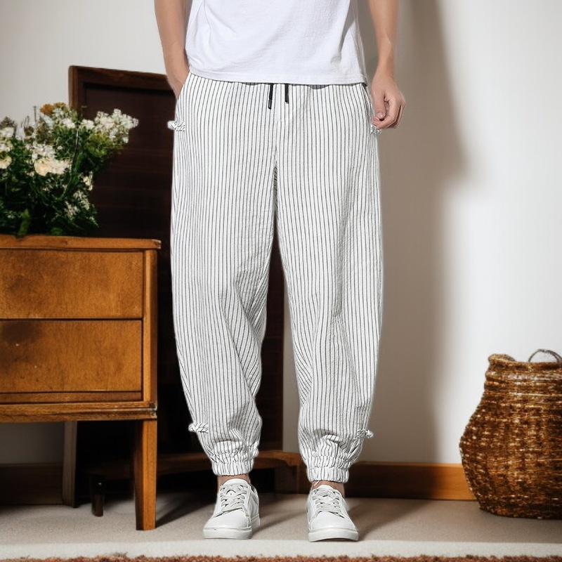 カジュアルスタイルに最適なストライプジョガーパンツ