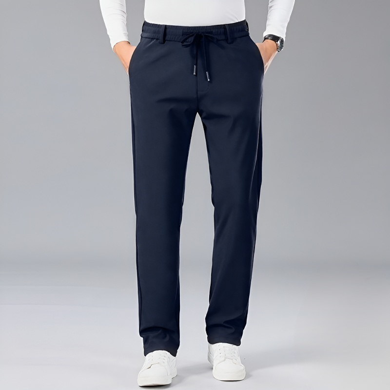 Detalle del forro polar en pantalón deportivo masculino