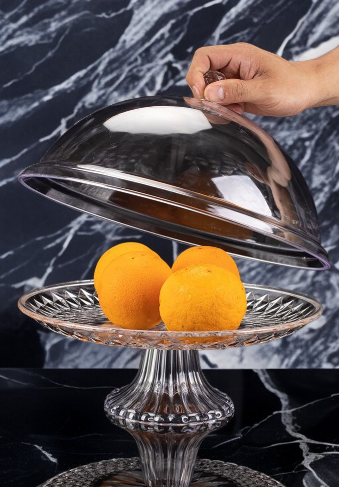 파티 테이블 위의 뚜껑 있는 아크릴 원형 쟁반