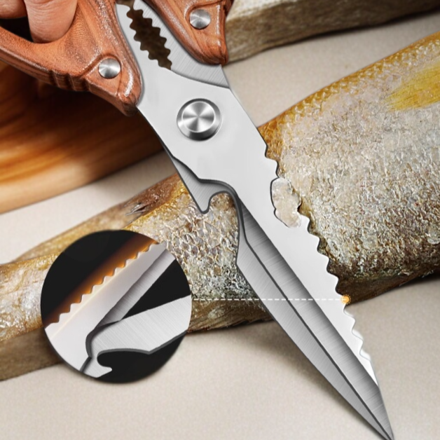 鶏肉調理中のステンレス骨切り包丁の様子