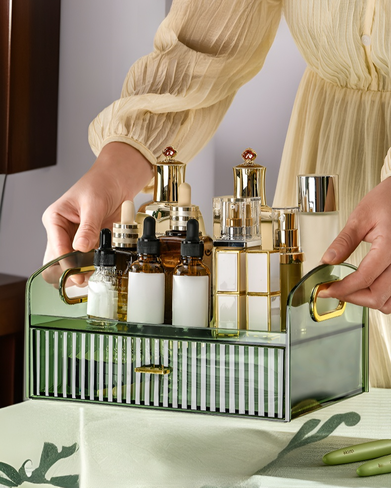 リビングで整理整頓に役立つクリアボックス