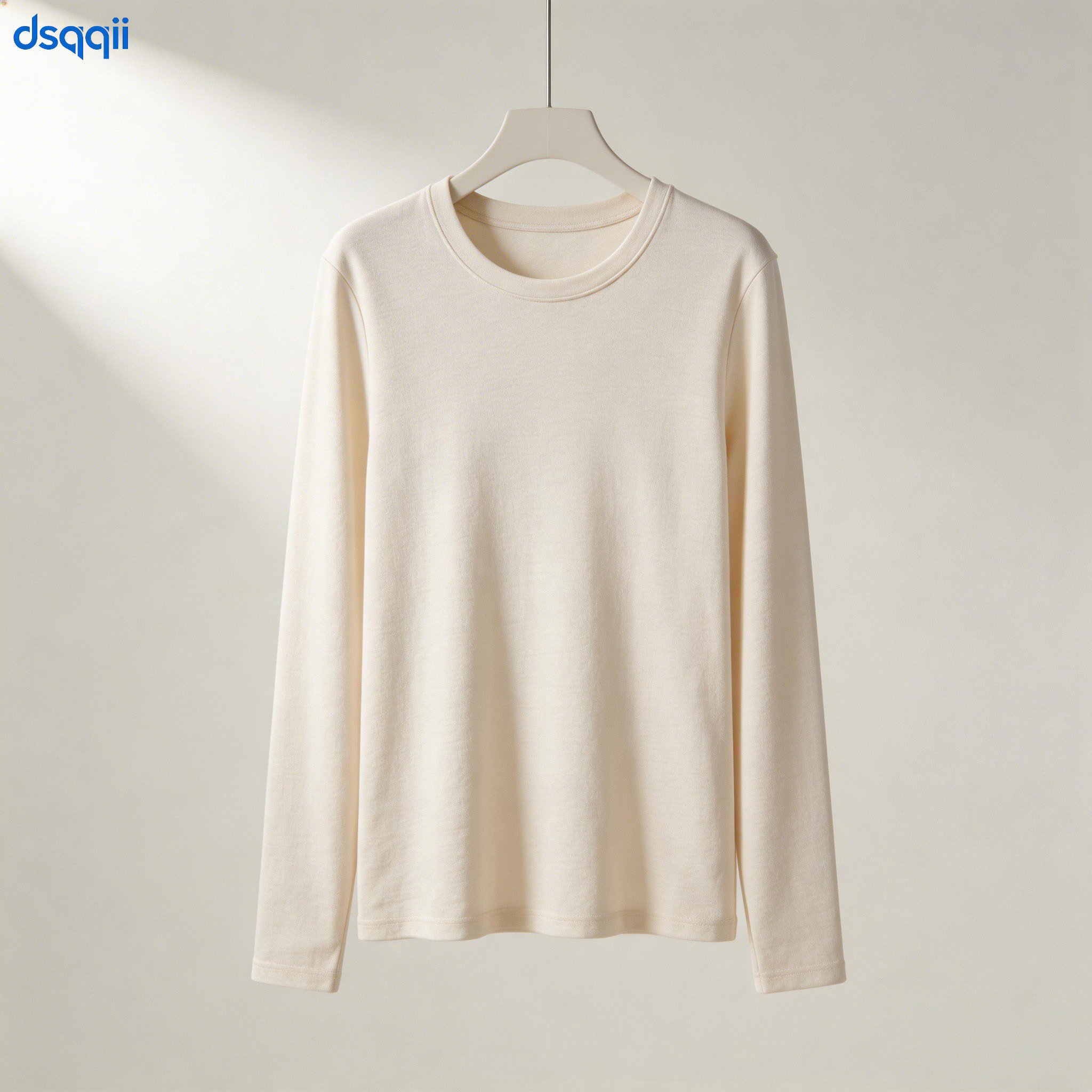 심플한 디자인의 긴팔 기본 티셔츠