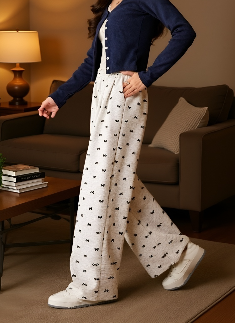 하이웨스트 디자인으로 슬림한 실루엣 연출