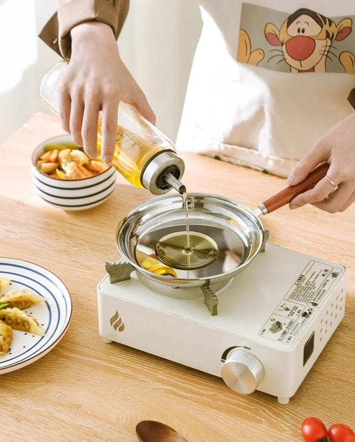 Edelstahl Omelettpfanne auf Herd