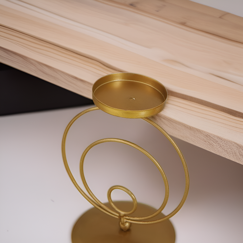 Candelabro alto de hierro con arte en metal dorado